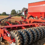 Farm seeder with single acting hydraulic cylinders