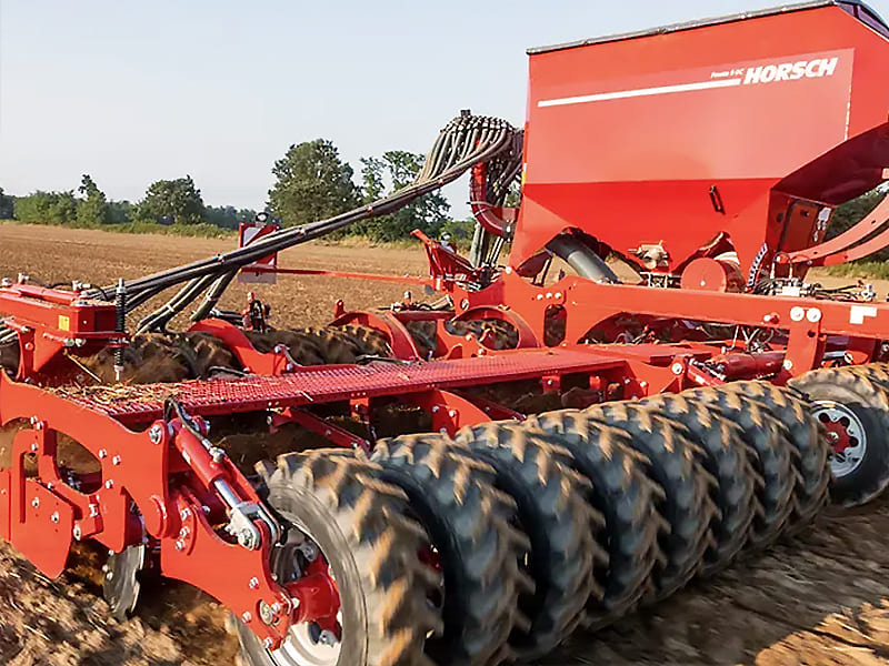 Farm seeder with single acting hydraulic cylinders