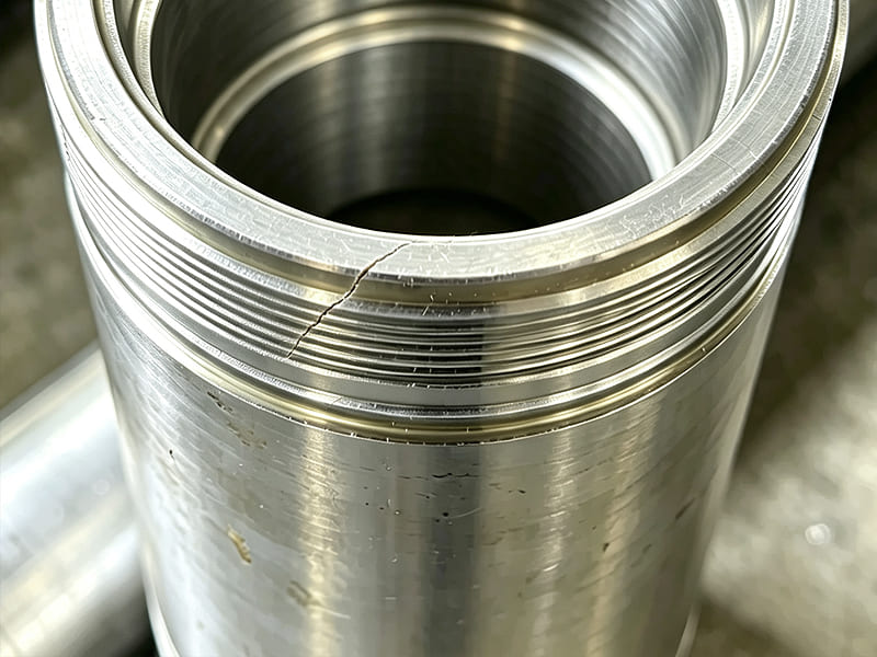Close-up of hydraulic cylinder tube external thread with obvious stress crack, improper machining and heat treatment lead to cylinder barrel cracking failure