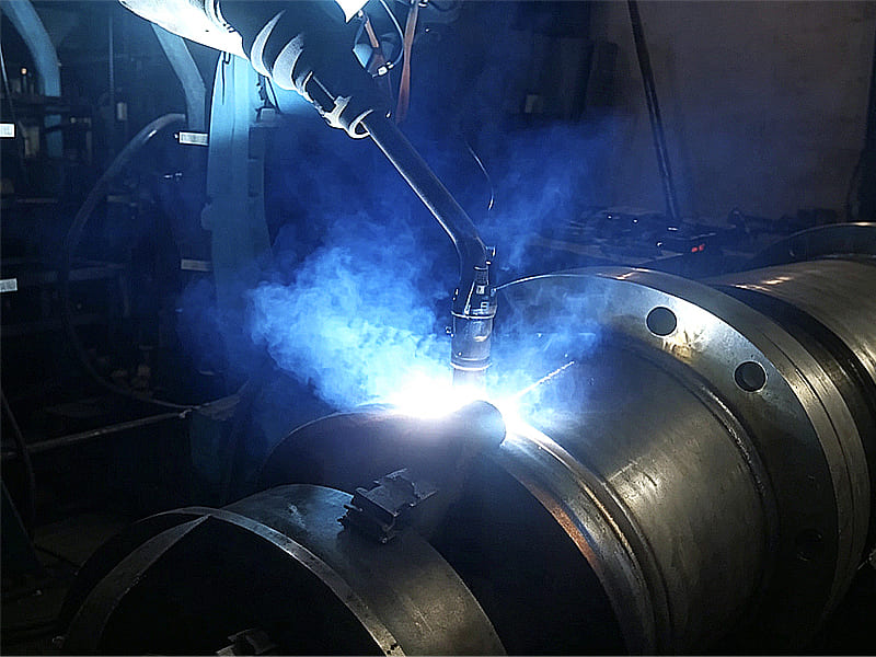 Industrial robot MIG welding hydraulic cylinder barrel and flange connection, precision welded hydraulic cylinder manufacturing process workshop scene