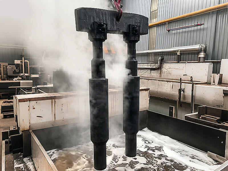 Hydraulic cylinder piston rod quenching heat treatment process workshop shot