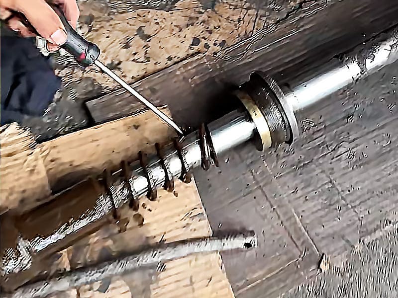 Broken return spring of single acting cylinder caused by spring fatigue