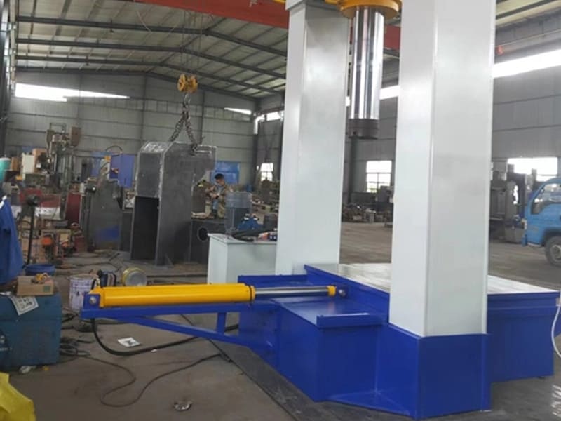Gantry hydraulic press with horizontal side thrust hydraulic cylinder