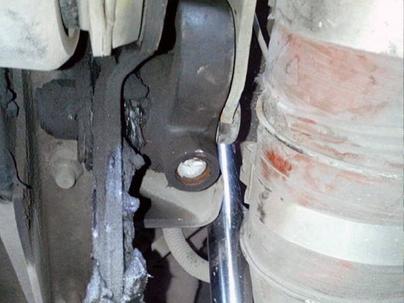Field close‑up of leaking hydraulic cylinder with damaged piston rod seal