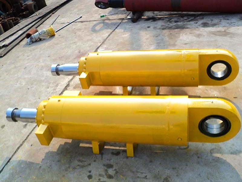 Yellow trunnion hydraulic cylinder with end eye mounting