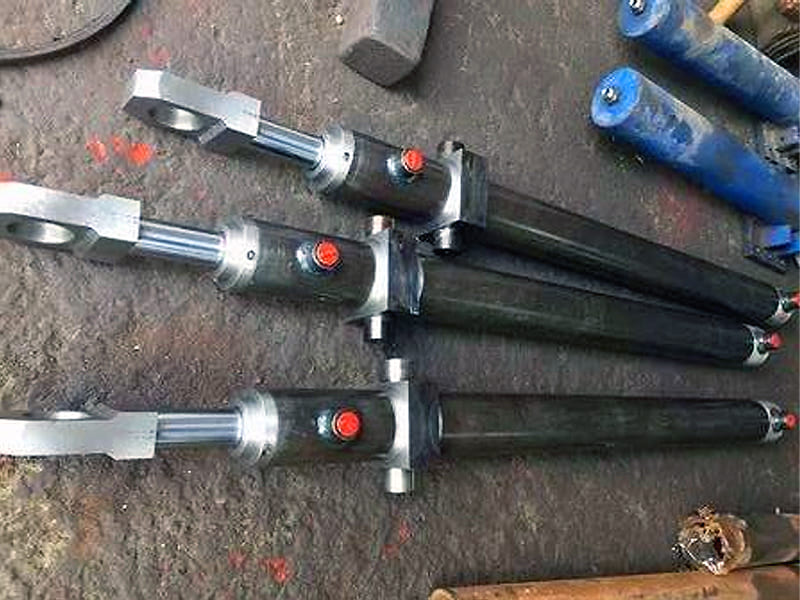 Multiple trunnion hydraulic cylinders in workshop