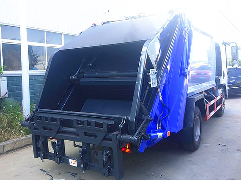 Rear section of compression garbage truck with hydraulic pushing mechanism