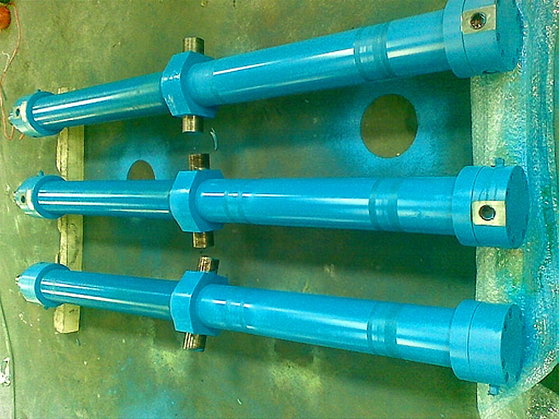 Blue trunnion mounted hydraulic cylinders, middle pivot type for heavy equipment