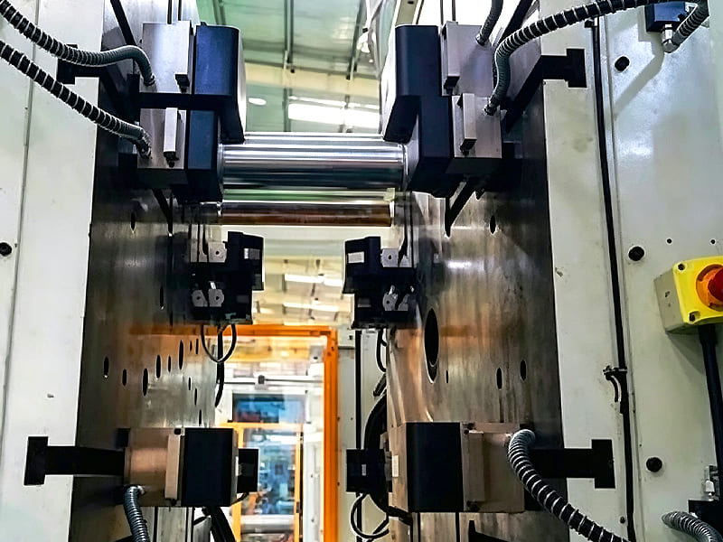 Hydraulic cylinder driven mold clamping unit of large injection molding equipment