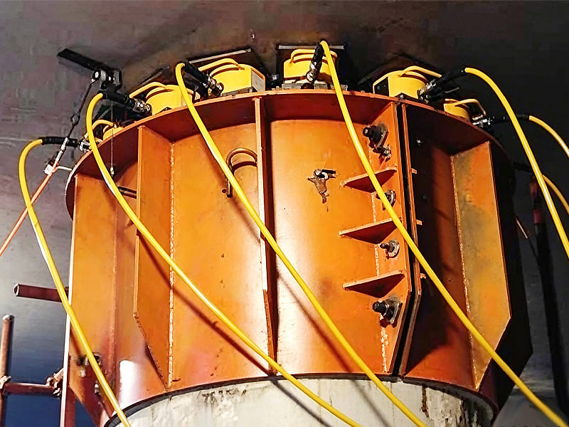 Large‑scale hydraulic jack group for bridge pier lifting construction site