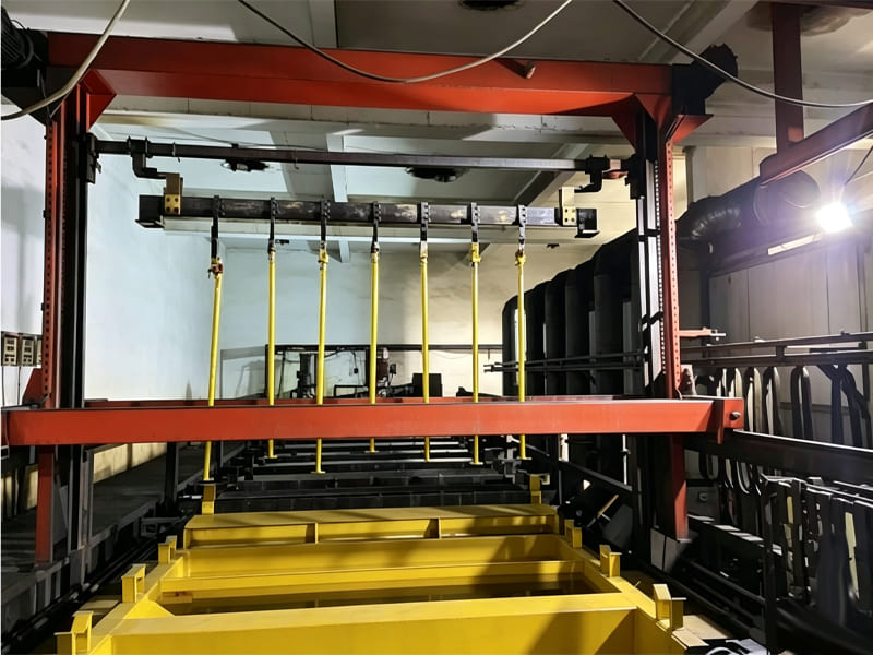Gantry type hydraulic lifting mechanism for plating tank production line