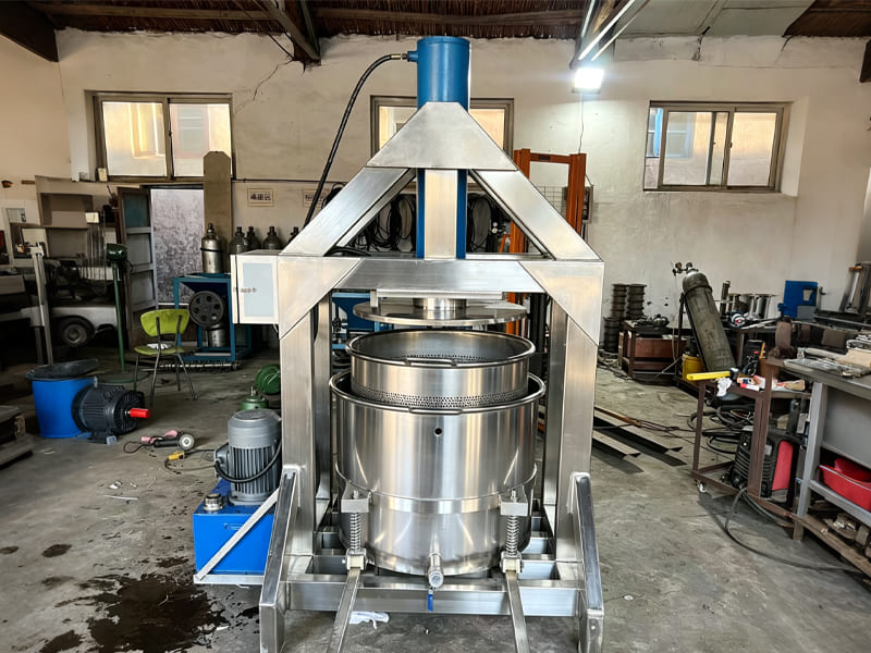 Stainless steel hydraulic pressing machine equipped with vertical hydraulic cylinder in workshop