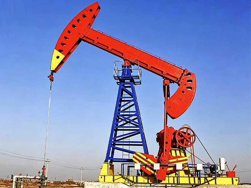 Red‑blue beam pumping unit for crude oil extraction under clear sky