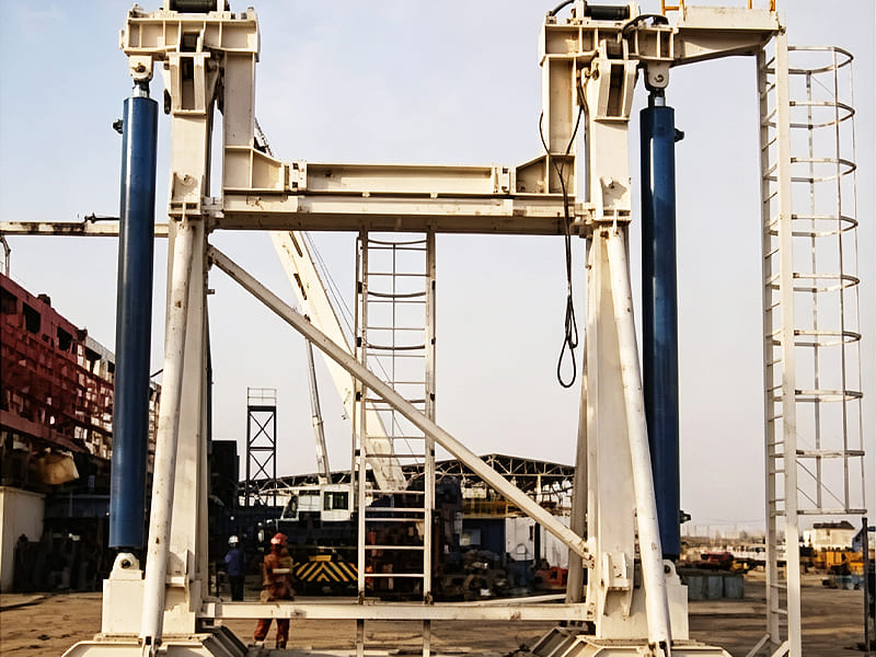 Offshore engineering lifting frame driven by two large vertical hydraulic cylinders
