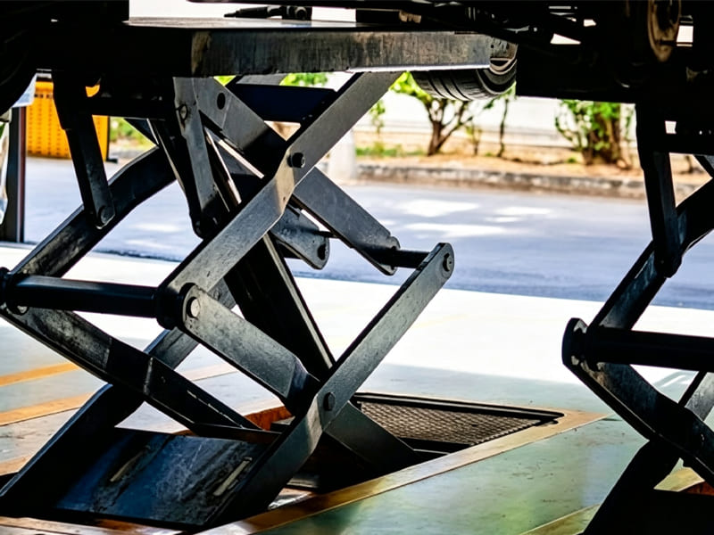 Scissor lift hydraulic mechanism under vehicle lifting platform