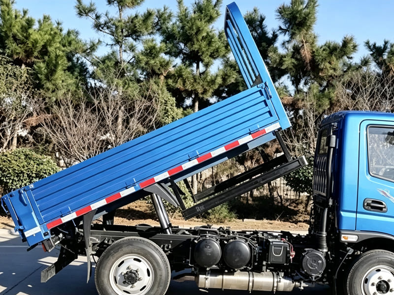 Hydraulic tipping cylinder lifting cargo box of light dump truck