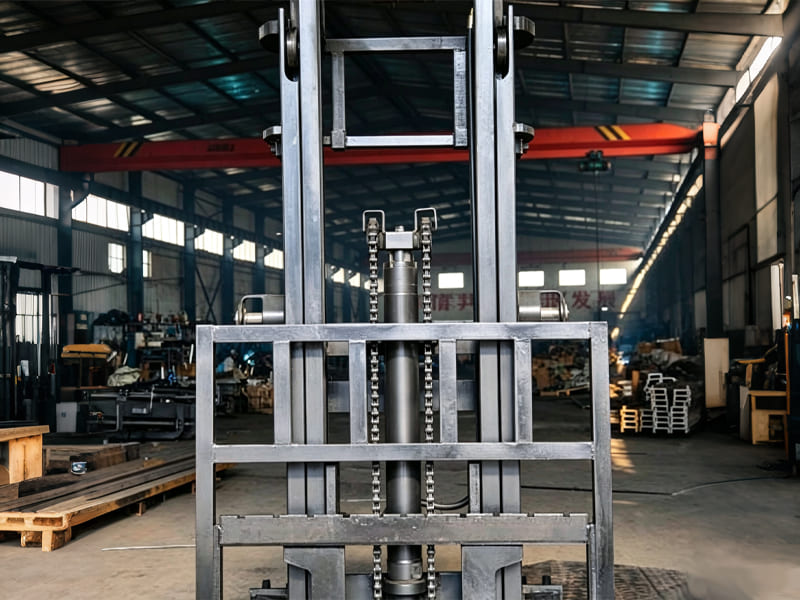 Forklift lifting mast with built‑in hydraulic cylinder and chain transmission