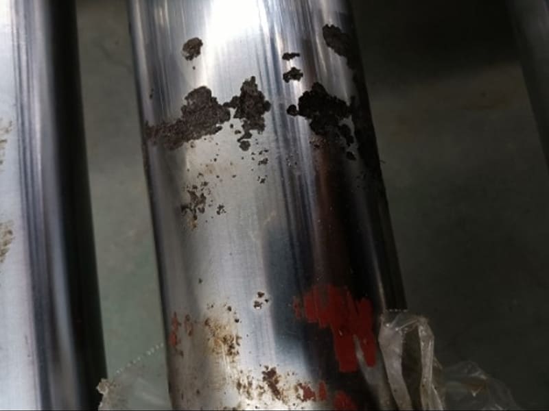 Corrosion and pitting on chrome‑plated piston rod surface