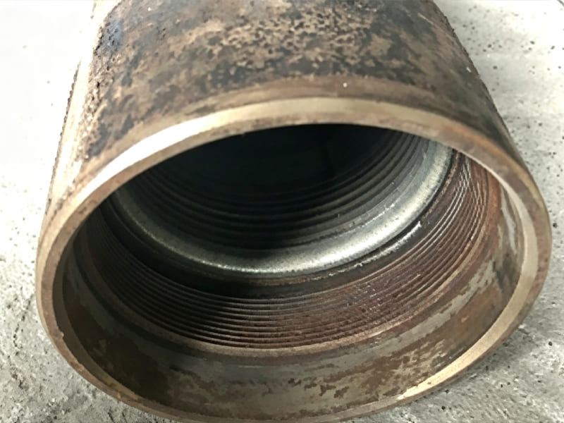 Rusted inner thread port of heavy‑duty hydraulic cylinder barrel