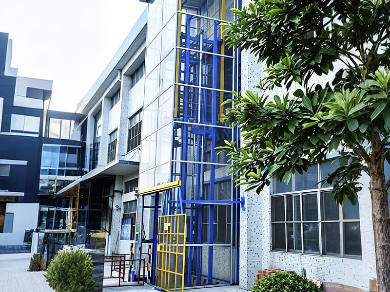 Wall-mounted hydraulic cargo elevator, stable lifting performance relying on high-strength hydraulic cylinders
