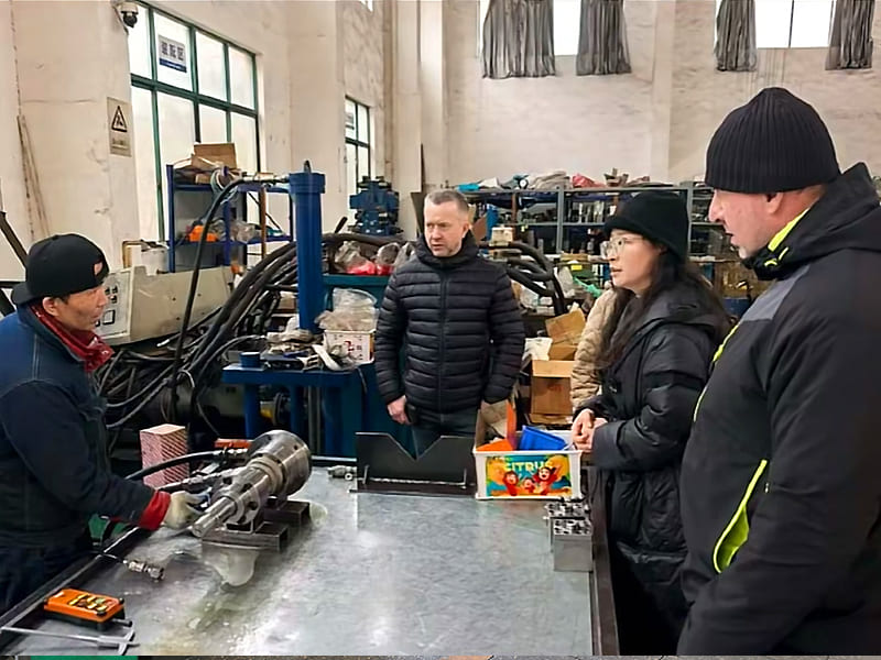 Foreign customers visit factory workshop, watching hydraulic cylinder performance testing on test bench