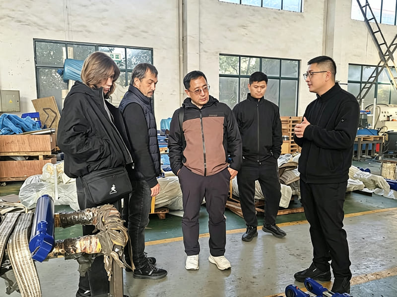 Foreign customers inspect hydraulic cylinder workshop, communicate product customisation requirements with engineers