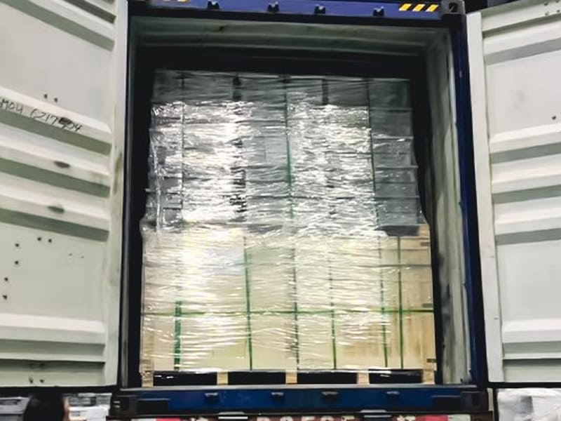 Hydraulic cylinders packed in pallet loaded into shipping container