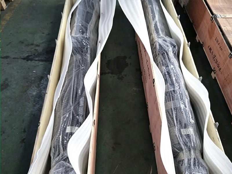 Long hydraulic cylinders wrapped with bubble foam and plastic film inside wooden box