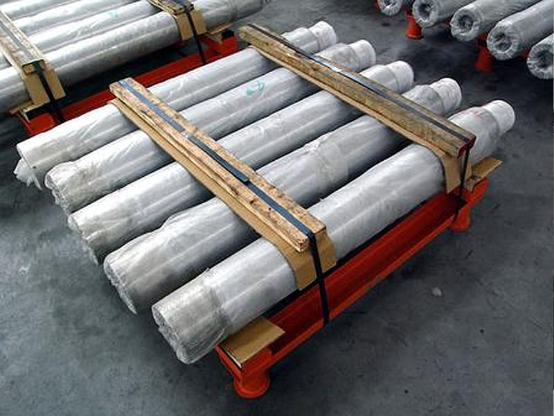 Stacked hydraulic piston rods with chrome plating, bundled on pallet