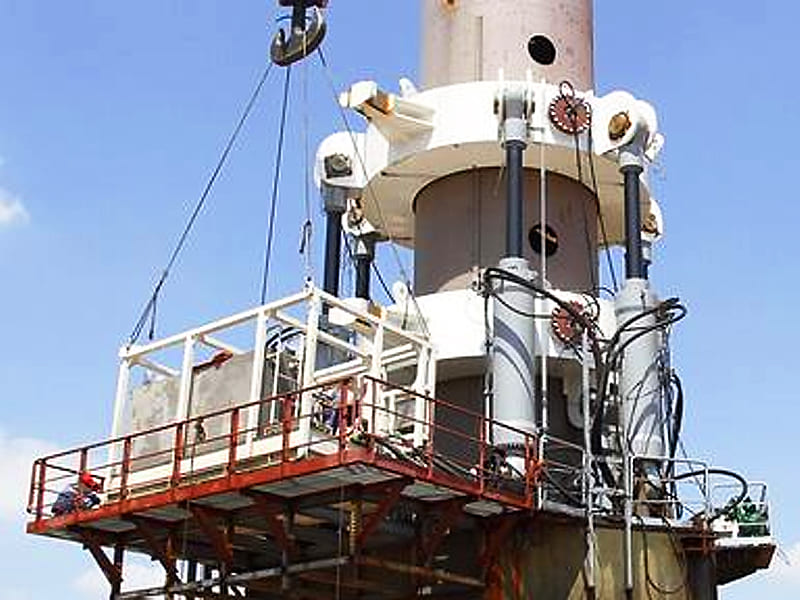 Heavy‑duty hydraulic cylinders assembled on offshore marine engineering platform