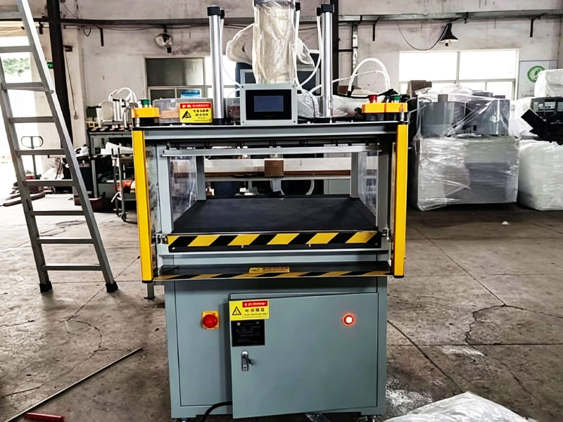 Four‑column servo hydraulic press with safety light curtain and touch screen in workshop