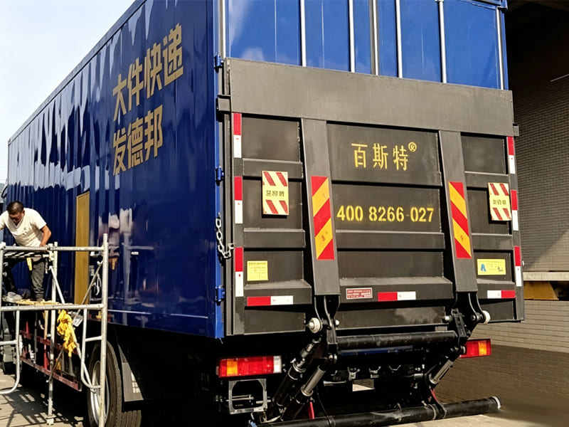 **Cargo truck equipped with hydraulic loading tail‑gate for heavy goods delivery**