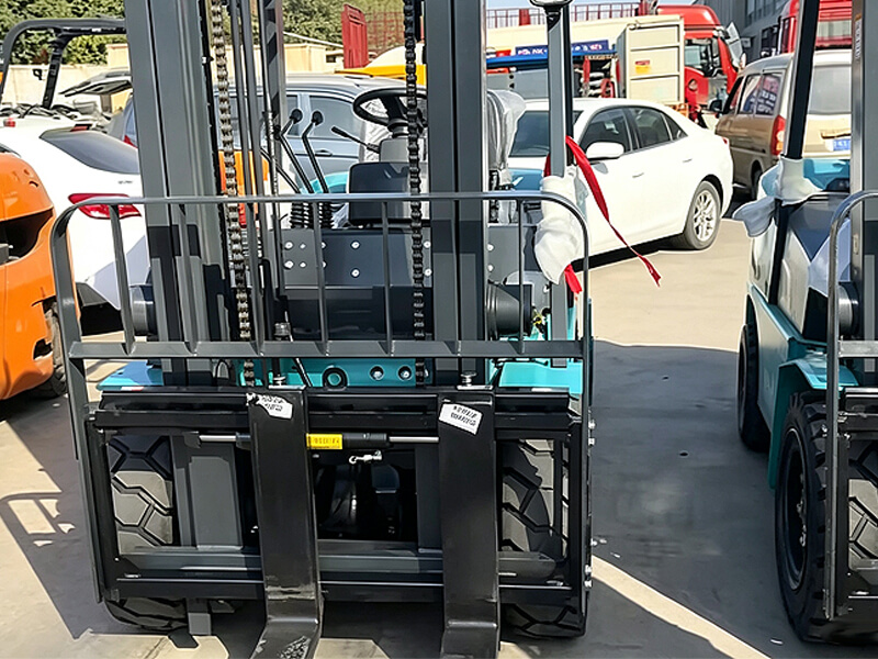 Front shot of brand‑new counterbalance forklift, load backrest, forks and mast assembly in outdoor yard