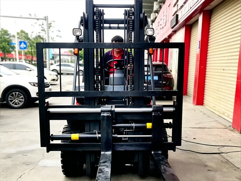 Outdoor real‑scene photo of forklift equipped with side‑shift hydraulic cylinder and load backrest