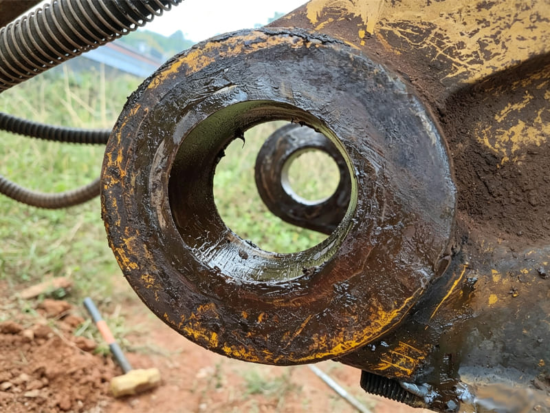 Worn inner bushing of hydraulic cylinder mounting lug on construction machinery