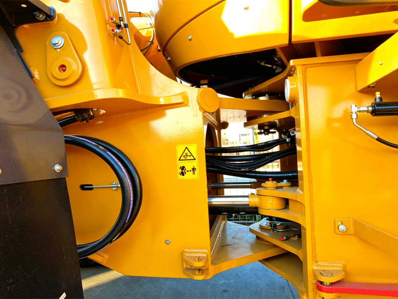 Black welded hydraulic cylinder with two mounting eyes for engineering machinery