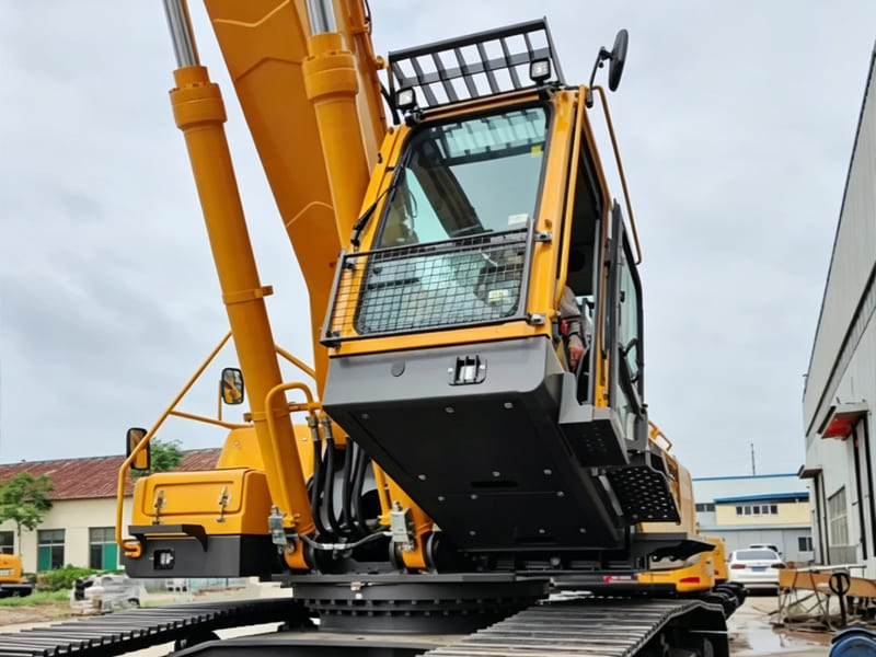 Yellow large bore hydraulic cylinder with built-in pipeline for loaders