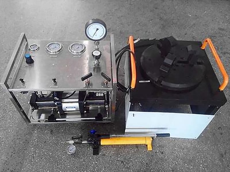 Portable hydraulic pressure test bench with gauges and hand pump