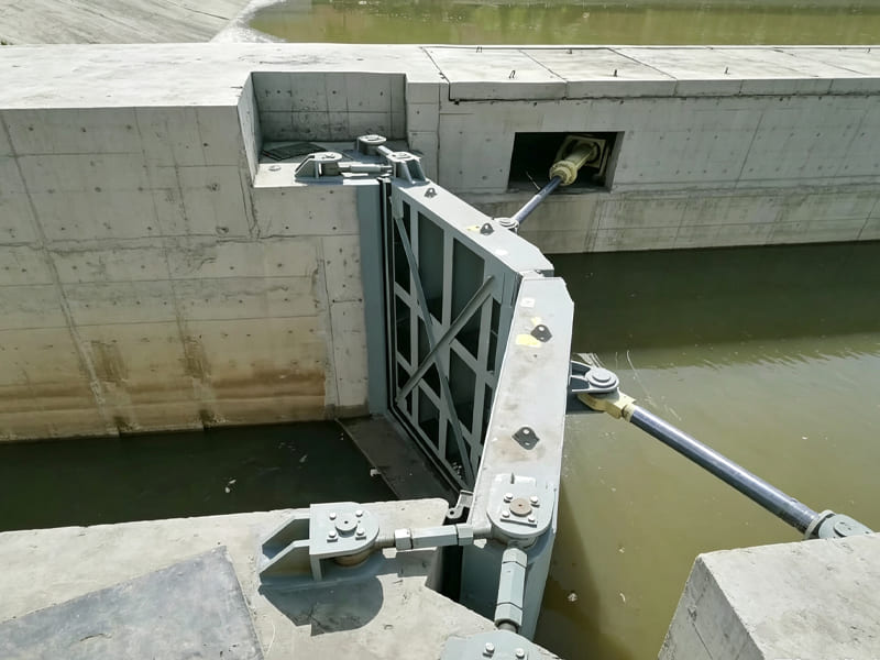 Water conservancy hydraulic sluice gate driven by hydraulic cylinder