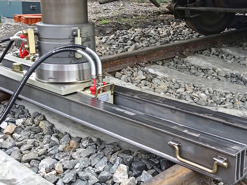 Large tonnage split hydraulic lifting cylinder mounted on rail beam, railway vehicle heavy load jacking system