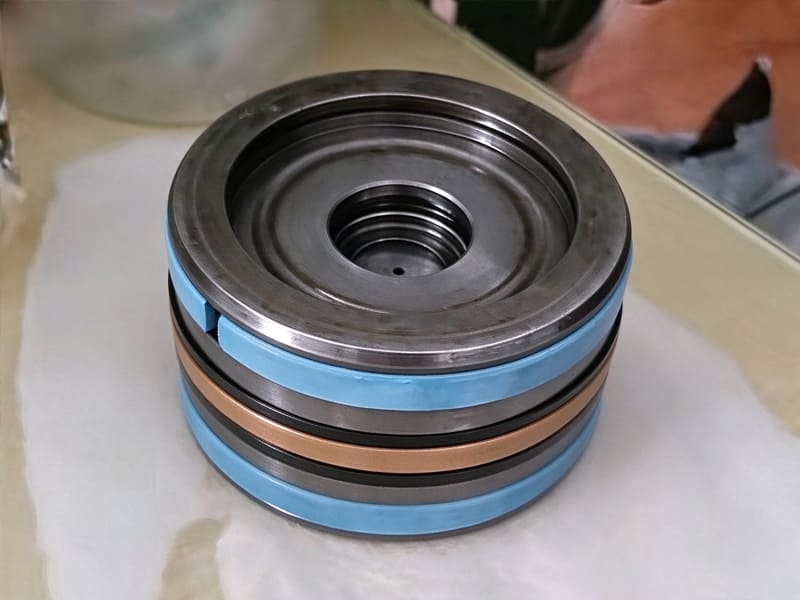 Stacked hydraulic cylinder seal assembly including PTFE and polyurethane sealing rings, spare parts for rail hydraulic cylinders