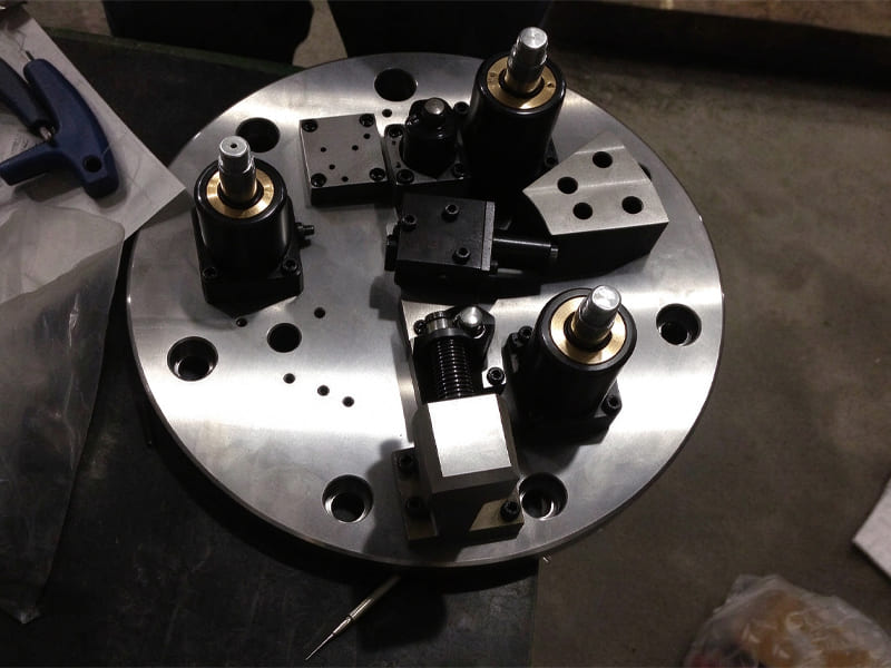 Custom round hydraulic fixture plate with swing clamp cylinders for CNC machining