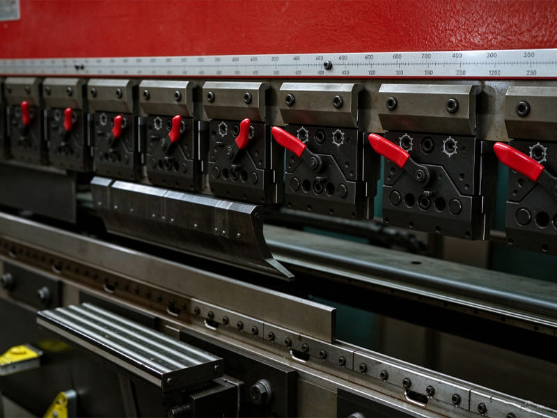 Press brake quick release tooling clamps and bending dies