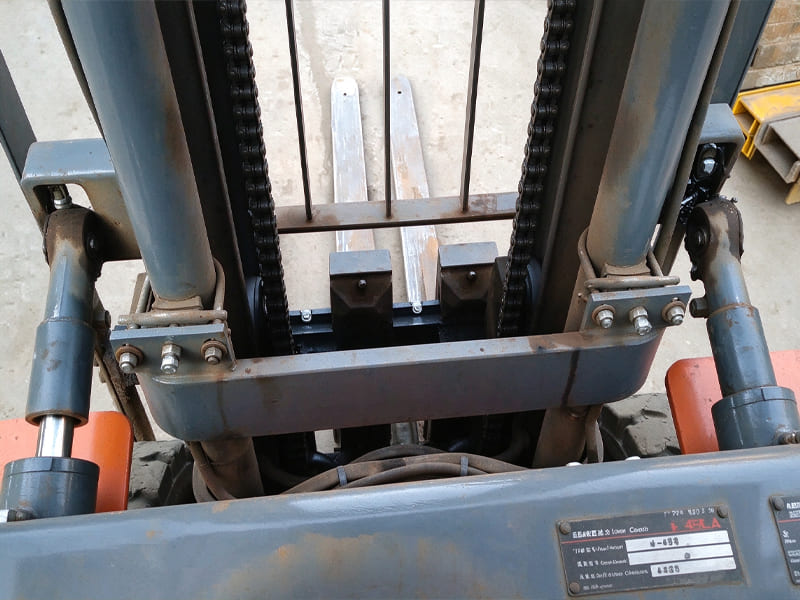 Forklift mast assembly, tilt hydraulic cylinders and lifting chain on industrial forklift truck