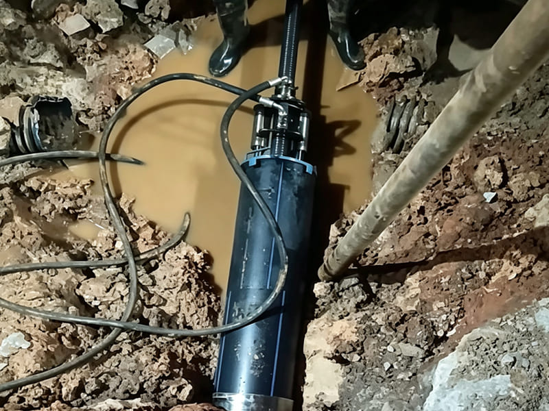 Hydraulic cylinder for pipe bursting trenchless construction, working in muddy pit on site
