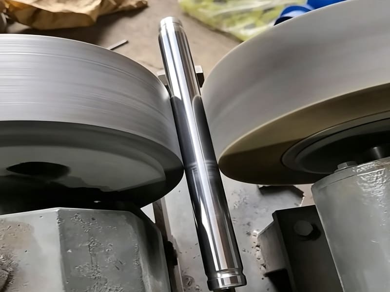 1. Precision centerless grinding process for polished hydraulic cylinder piston rod in workshop 2.