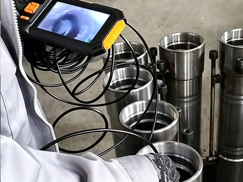 1. Technician uses industrial borescope to inspect inner surface of hydraulic cylinder barrel 2.